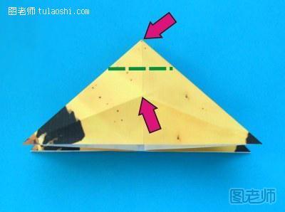 步骤6:图中有两个宽箭头，将上面的顶点向下，折到下面的宽箭头所指的折痕（这些折痕是在步骤3完成的）交汇处；谷折线即为折痕