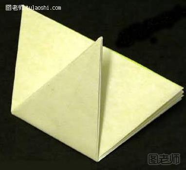 步骤7:把三角形的顶点折向对边的中点，压实折痕