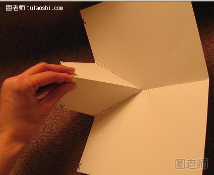 步骤3:根据折线将纸张凸出部分折叠，先折垂直线，后折斜线