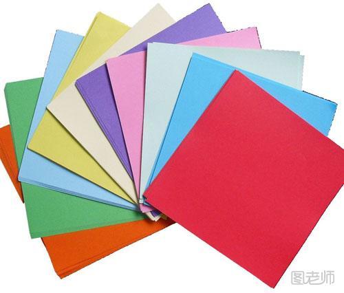 步骤1:准备正方形折纸材料，粉色与绿色