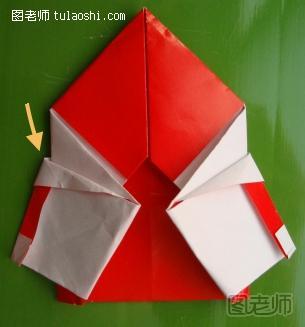 步骤16:折纸模型左边的镜像结构部分按照相同的方式进行折叠，也同样是按照和右边相同的方式进行折叠，从而保证左边和右边在结构上是对称的。