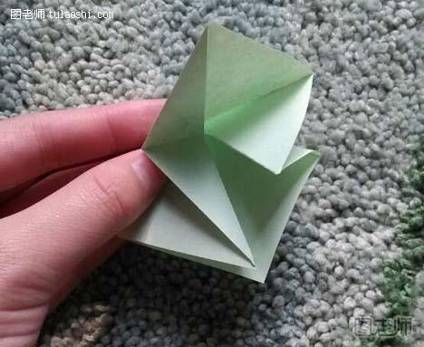 步骤4:按千纸鹤折法把这里折进去
