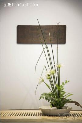 这个作品运用花材有太蔺、百子莲、羊齿类植物、名子百合叶。使用的是陶盘的花器。