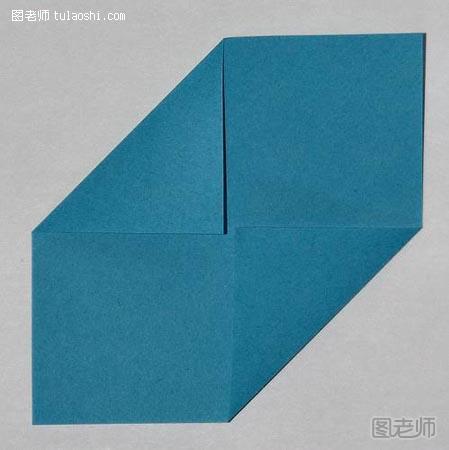 步骤3:将纸片进行对角折叠