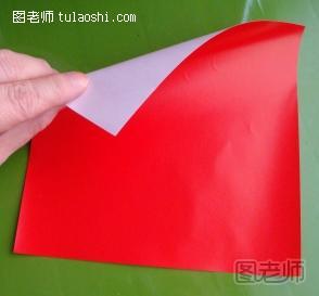 步骤1:这里选择红色的单面纸，这样另外一面就是白色的。这两种颜色的组合非常适合制作成折纸圣诞老人。