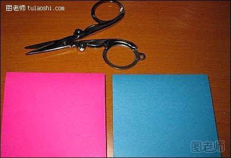 步骤1:在紫（红）色的美术纸上面找准一个点开始剪出一个心型，切记不要剪断。