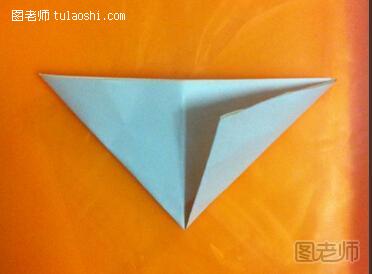 步骤5:翻过去折三角