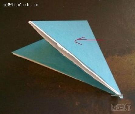 步骤3:把三角形的两个对角沿中心线对折，两个角对齐