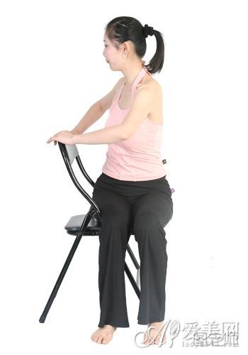  过度伸展导致膝盖痛 练瑜伽要学好基本动作 