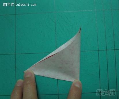 步骤3:对折两边的锐角，在底边中点处摁一个折痕