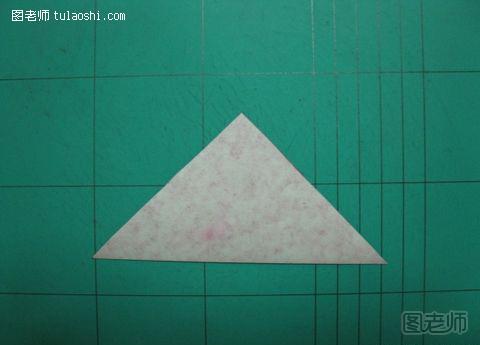 步骤2:对角折叠成一个等腰直角三角形
