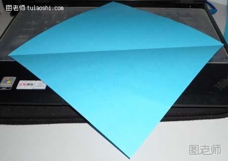 步骤2:把纸裁成正方形