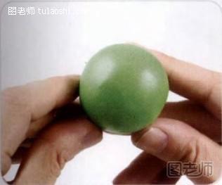 步骤1:揉一个绿色圆球做身体