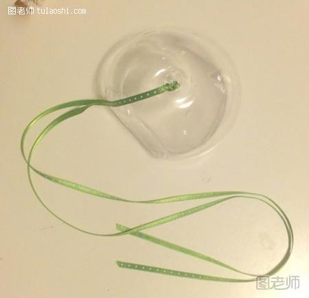 步骤1:准备一个玻璃小球，最好是一侧带开口，有挂绳