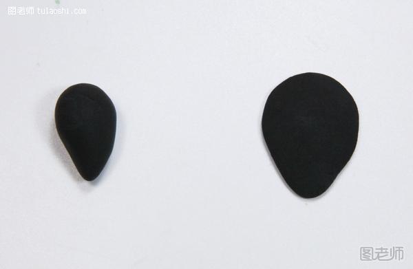 步骤14:搓两个黑色水滴（图左），压片（图右），尖头朝下，做母鸡的翅膀