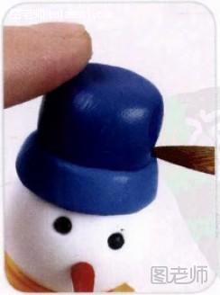 步骤6:用蓝色和浅蓝色软陶组合成棉帽，扣在头顶