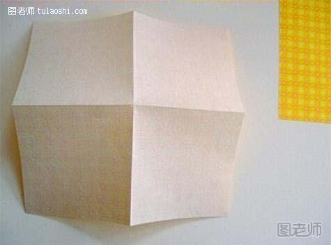 步骤2:将一张正方形彩纸两次对折