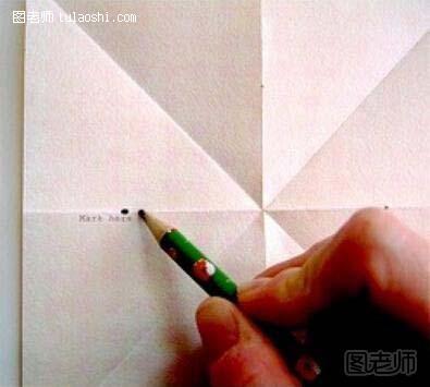 步骤5:用铅笔在纸上做好标记，在横竖折痕的四分之一处标记