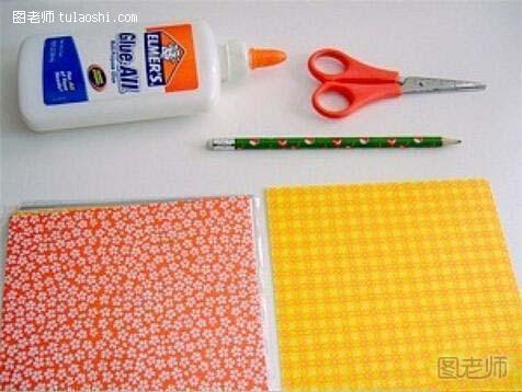步骤1:准备好材料：胶水、剪刀、铅笔、正方形彩纸