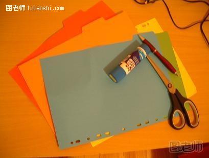 步骤1:准备材料和工具，2张彩纸，一把美工刀，固体胶、绘图笔，剪刀