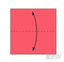 步骤1:将方形纸张有色的一面朝上，然后将顶边折叠向底边。然后展开之后在中间留下一条折痕。