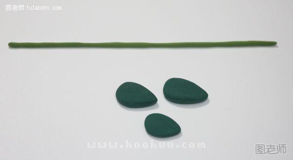 步骤28:搓一个浅绿色长条，3个墨绿色水滴形压扁做树叶