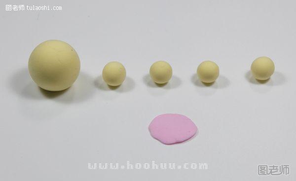 步骤11:准备做身体：捏一个大黄圆球，比刚才做头的那个圆球大，再捏四个小黄圆球做爪，擀一粉色圆片