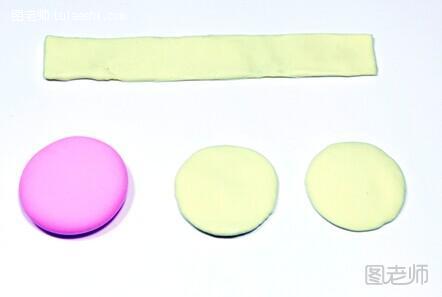步骤2:粉色圆球、两个浅黄色小圆球压成圆片，大小相同。浅黄色大圆球压成长条形。如图：