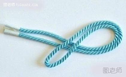 步骤1:首先将一根编织绳对折，绕好，如图示