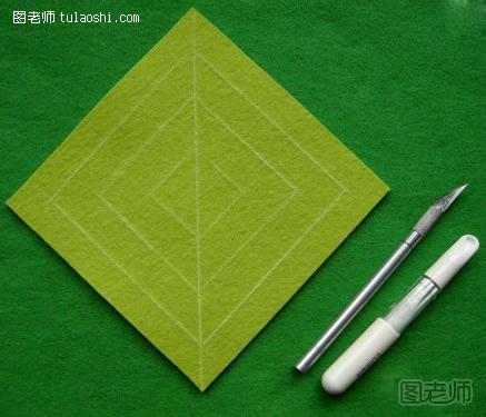 步骤1:准备一张正方形的海绵布，用尺子和笔在这张海绵布上画出4个小正方形，边与边的距离为2厘米，然后再画出其中的一条对角线。