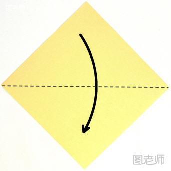 步骤1:纸的背面朝上，沿一条对角线对折