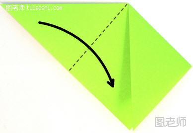 步骤3:左上角也向下折，与下面的角重合
