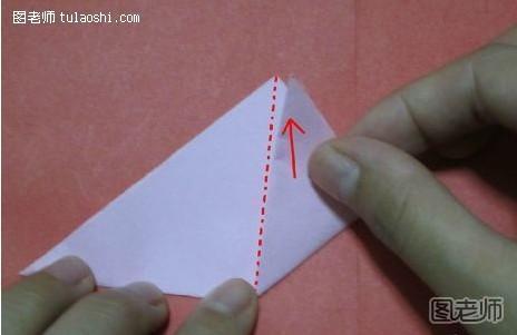 步骤2:把三角形两边的角以三角形的中线为准对折