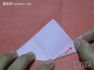 步骤4:把刚折上去的两个角展开，出现折痕后把两边的角对准折痕折