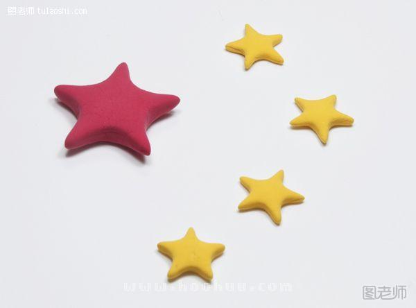 步骤7:同样的方法捏出四个黄色五角星，黄色的五角星大小差不多大