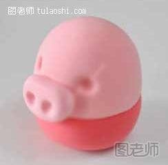 步骤3:用粉红粘土捏小猪的鼻子,眼及鼻孔用圆头工具定位