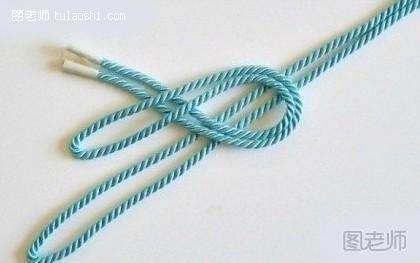 步骤2:将另一跟编织绳对折，放在第一根编织绳的下面