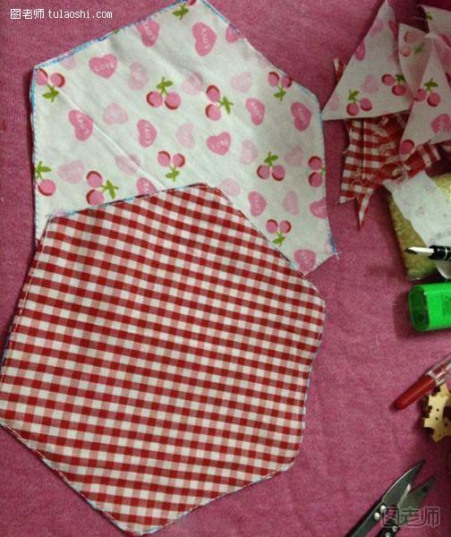 步骤1:把准备好的棉布剪成一个正六边形，为了显示甜美的气质，现在我用的是小碎花棉布和格子棉布，一共剪四块；