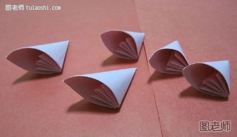 步骤15:樱花的花瓣一般都是五片，按之前的折法再折四个同样的花瓣