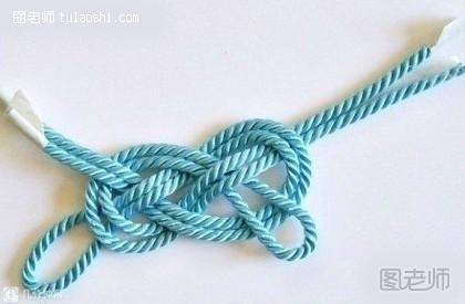 步骤4:将第二根编织绳的左端，再从最底下的绳中绕出，如图示
