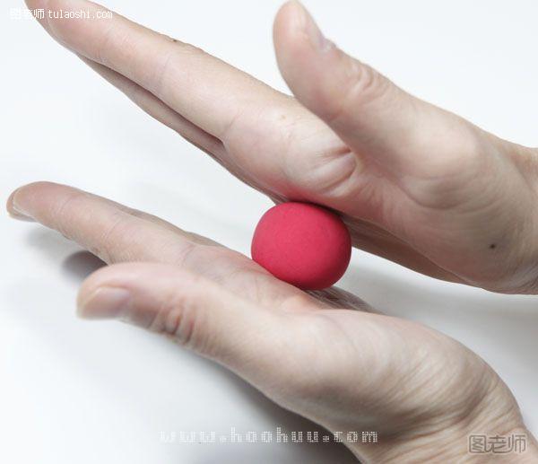 步骤11:准备做心形：双手按压红色大圆，压扁