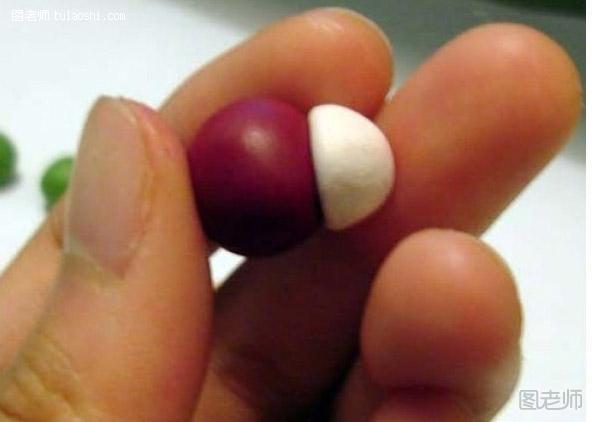 步骤3:一个白色跟一个紫色圆球黏在一起