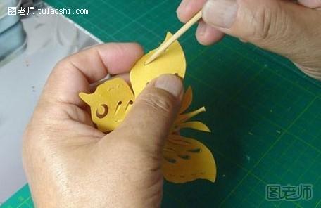 步骤6:挑（翅）---用牙签将戳有弧形的翅纹挑起，使翅纹成浮雕状