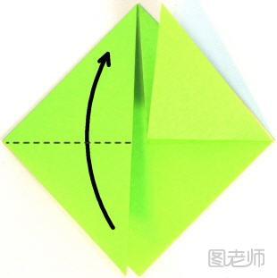 步骤5:第3步折下来的角，向上折，与顶角重合