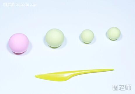 步骤1:用粉色粘土制作一个圆球，作为月饼的草莓馅儿。用浅黄色粘土制作一个大圆球和两个小圆球，作为月饼的面儿。