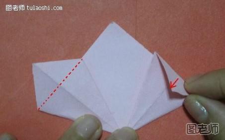 步骤8:把两边角上面的三角形向下折