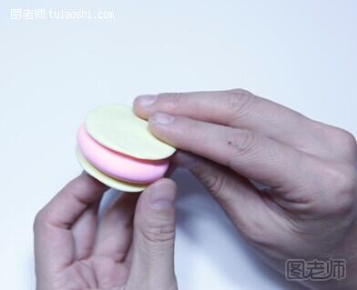 步骤3:将粉色圆片夹在两个浅黄色圆片中间。