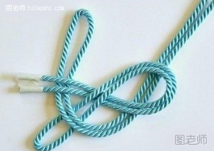 步骤3:将第二根编织绳的左端，绕过第一根编织绳的左端，如图示