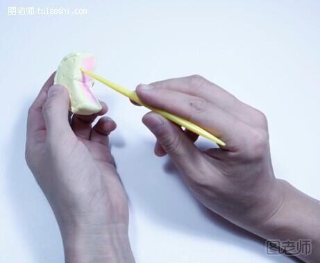 步骤13:用戳点工具在月饼切开的部分戳挑，制造粗糙肌理效果。