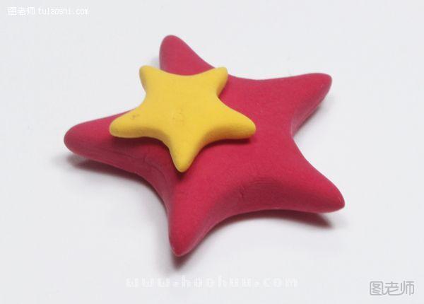 步骤8:将其中一个黄色五角星粘到红色五角星上，如图所示，也可根据个人想法放位置